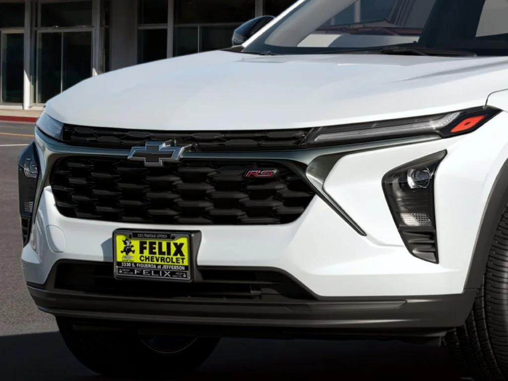 New 2026 Summit White Chevrolet 2RS image 4