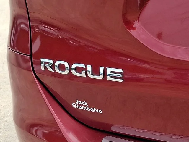 Used 2015 Red Nissan SL image 31