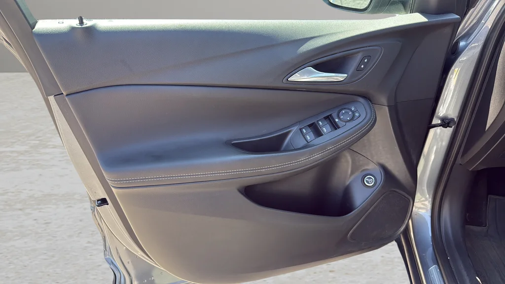 Used 2021  Buick Select image 10
