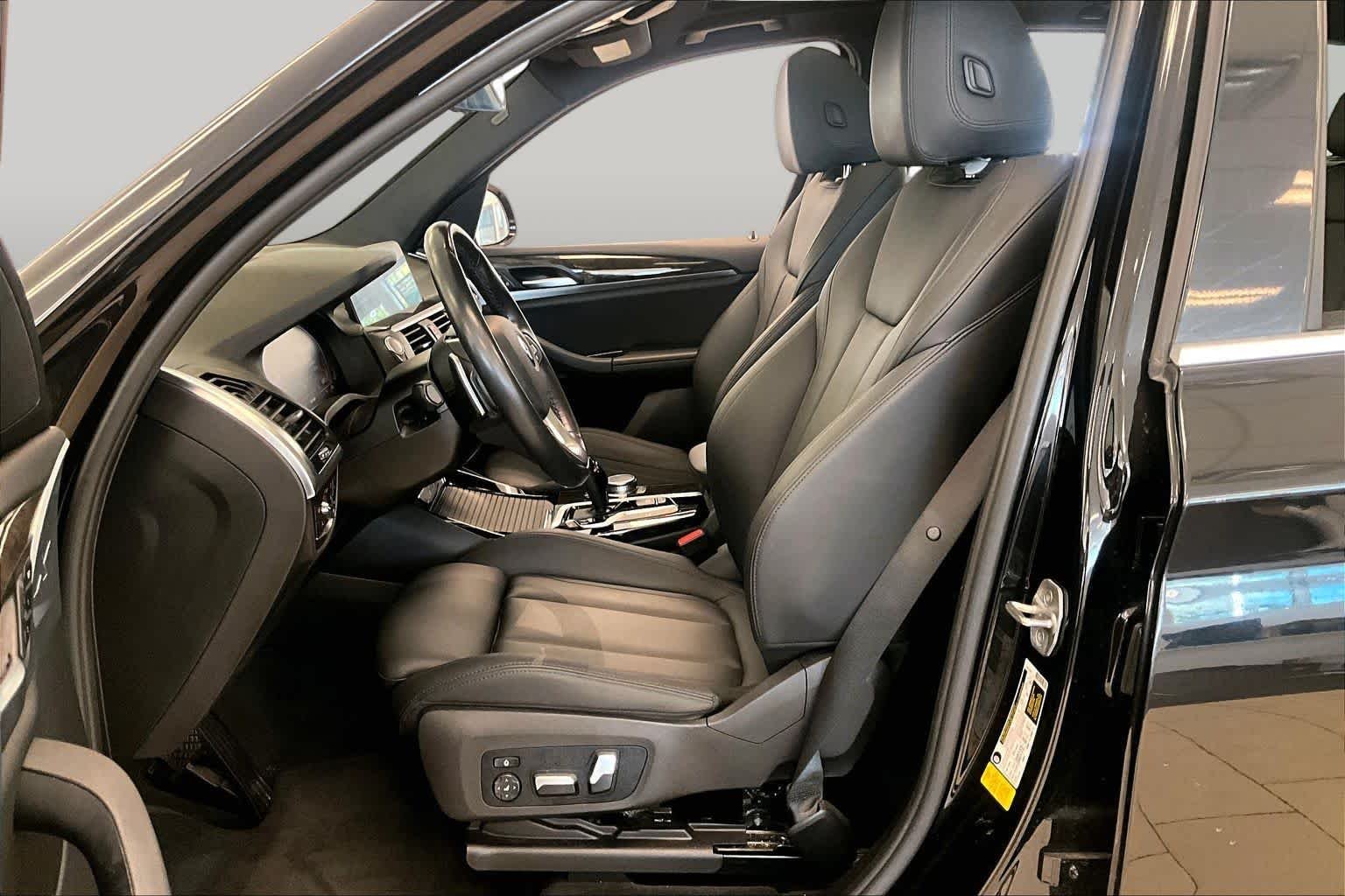 Used 2020 Black Sapphire Metallic BMW sDrive30i image 7