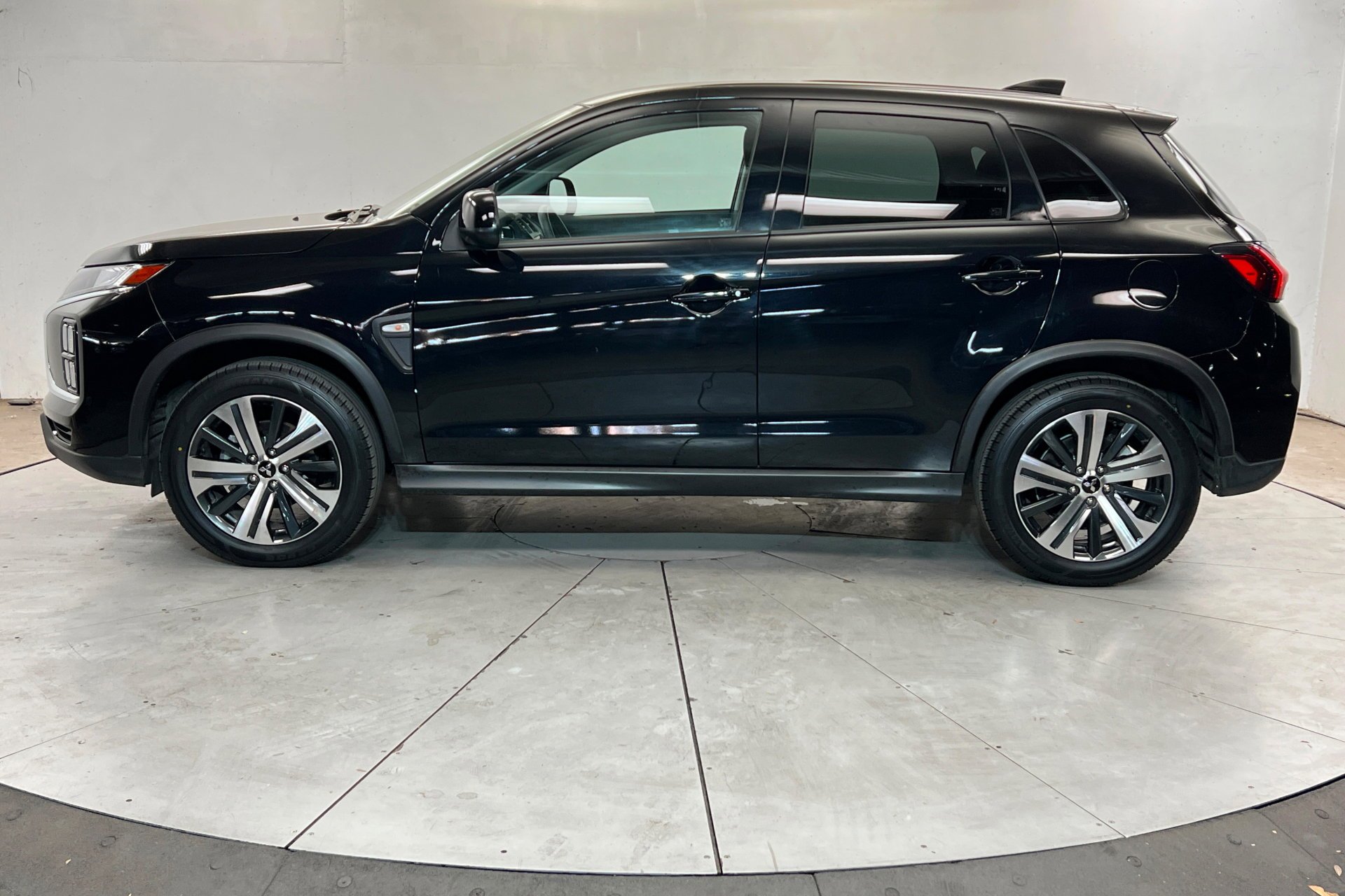 Used 2025 Silver Mitsubishi 2.0 ES image 2