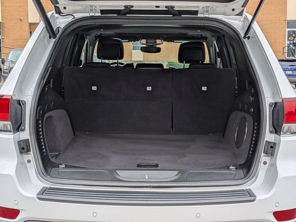 Used 2020 White Jeep Laredo image 6