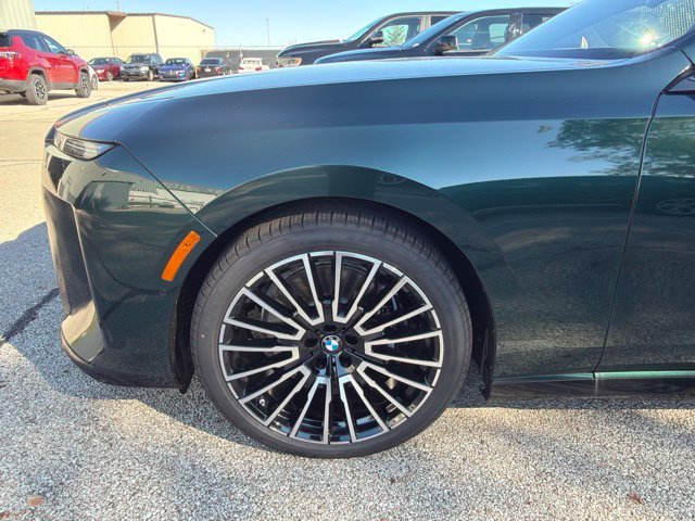 New 2027 Vancouver Green Metallic BMW 740i xDrive image 2