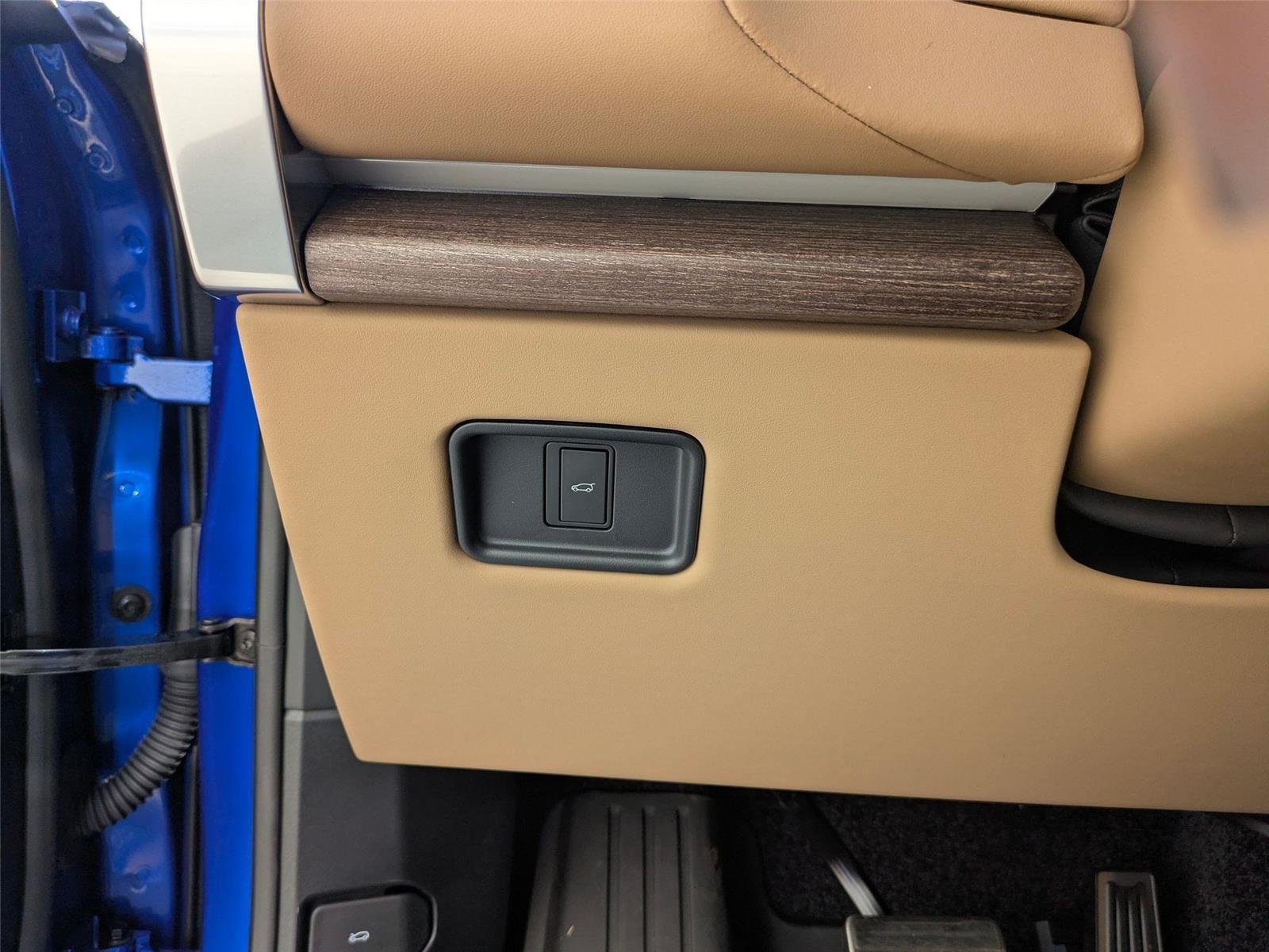 New 2026 Velocity Blue Land Rover SE image 16