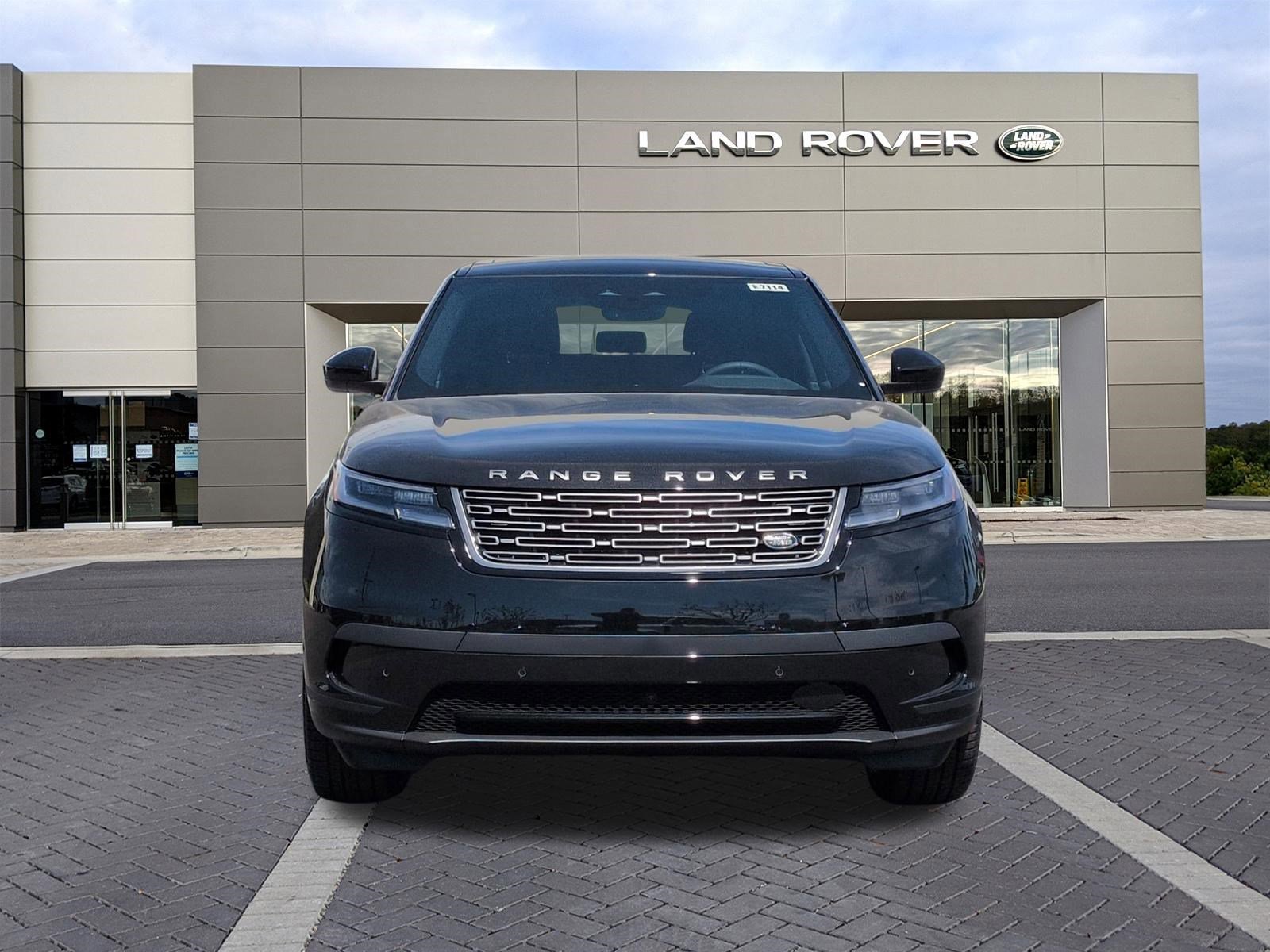 New 2026 Santorini Black Metallic Land Rover S image 2