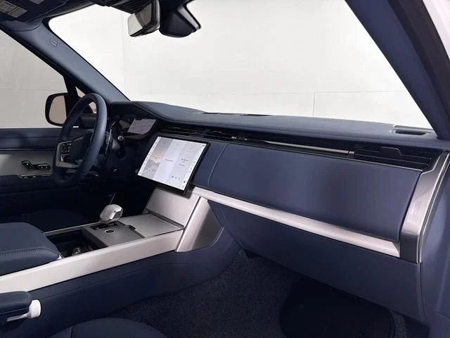New 2026 Ostuni Pearl Wht Prem Met Land Rover SV image 31