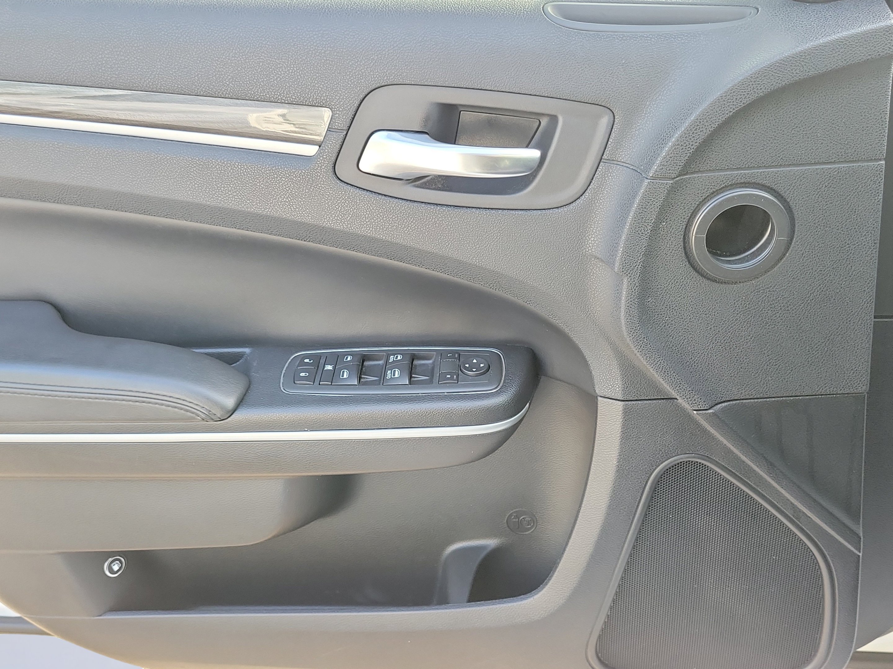 Used 2022 Bright White Clearcoat Chrysler Touring image 21