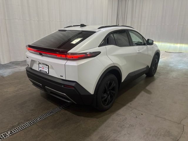 New 2026 Wind Chill Pearl <sup>1</sup> Toyota  SE image 3