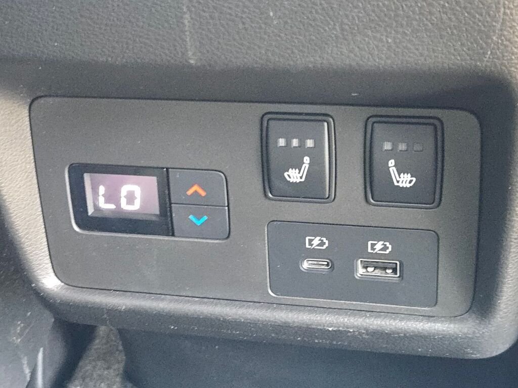 Used 2021  Nissan Platinum image 13