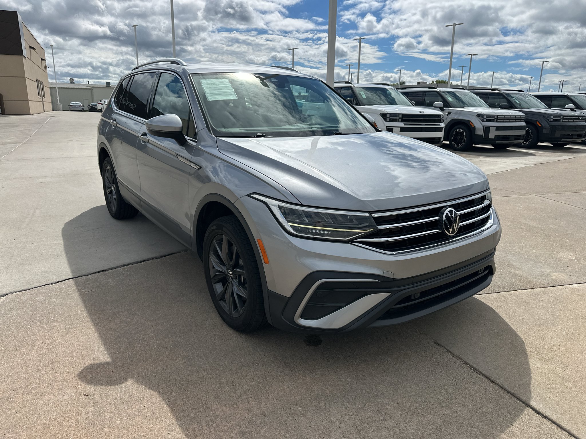 Used 2023 Pyrite Silver Metallic Volkswagen SE image 8