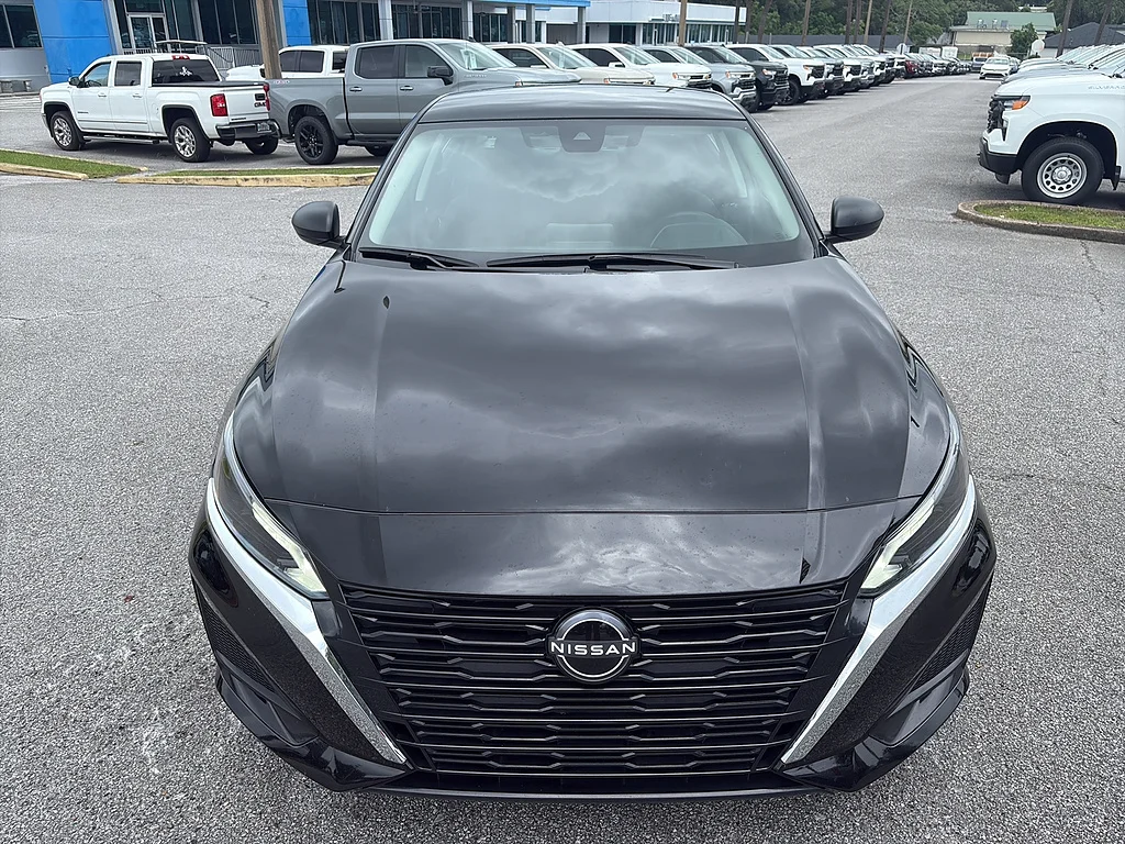 Used 2025 Super Black Nissan  image 8