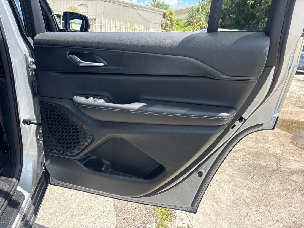 Used 2024 Silver Jeep Altitude image 17
