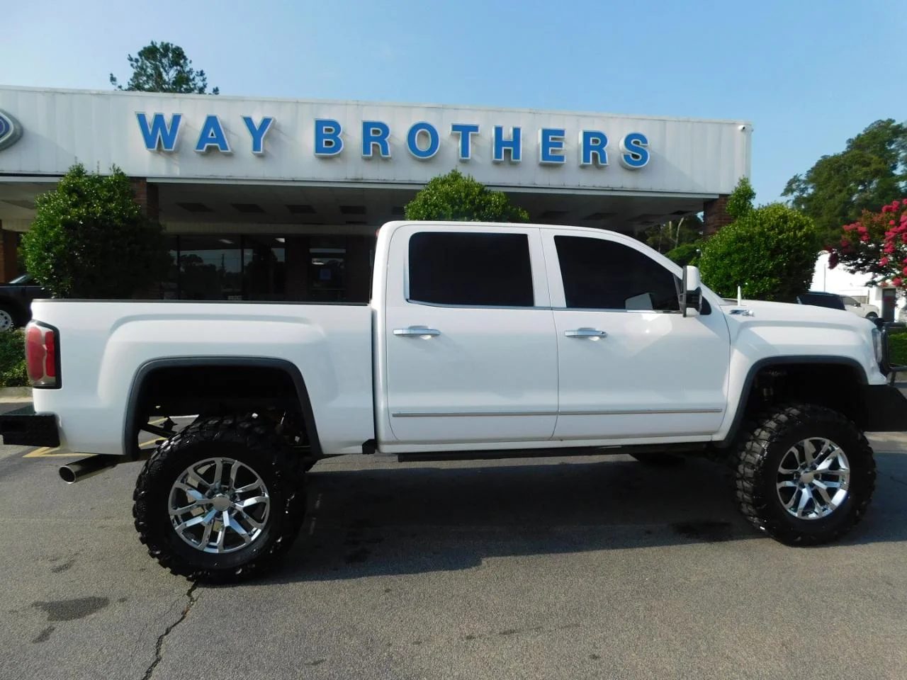 Used 2016 White GMC 4WD Crew Cab 143.5 in SLT image 1