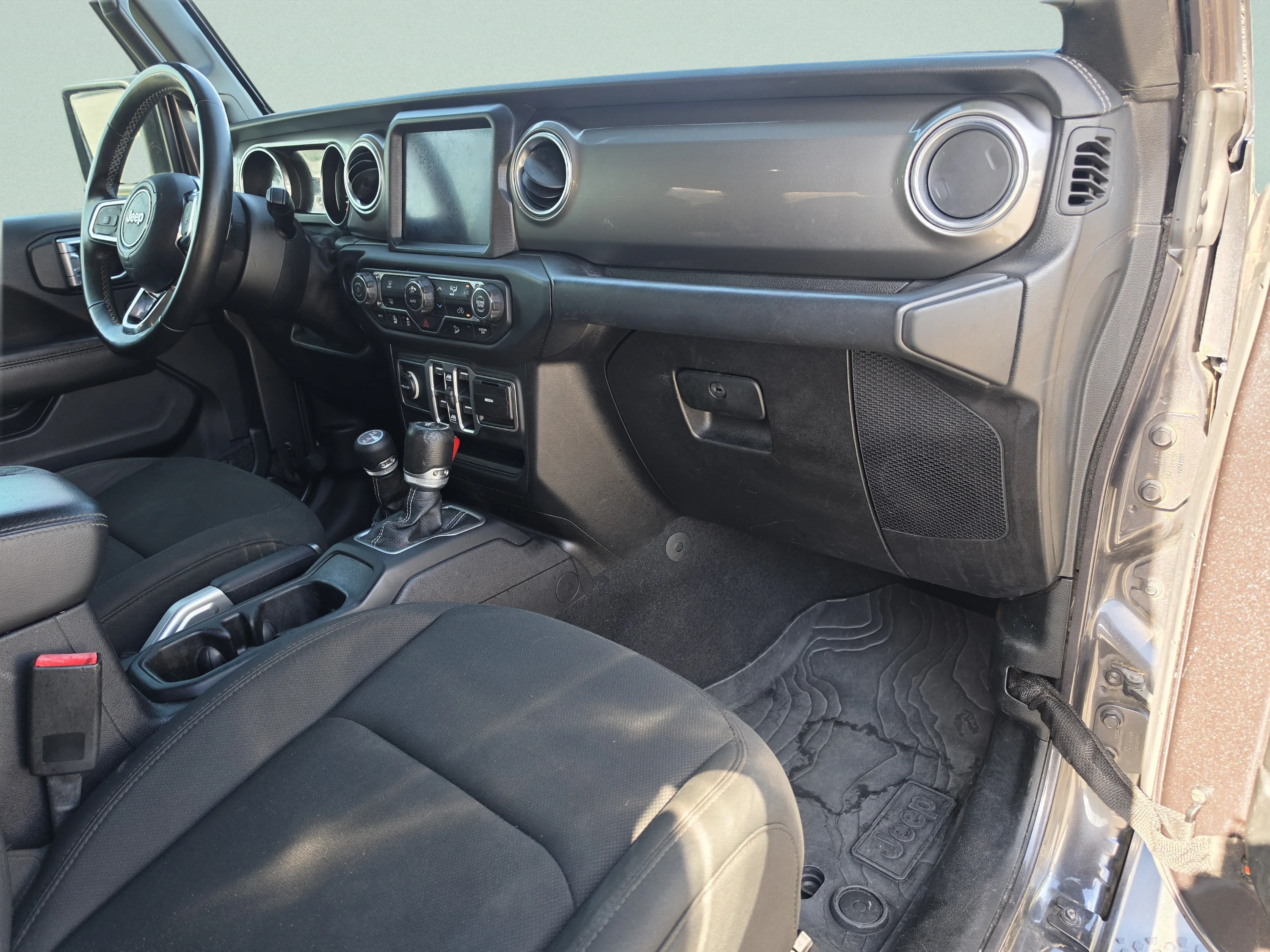 Used 2018 Granite Crystal Metallic Clearcoat Jeep Sahara image 18