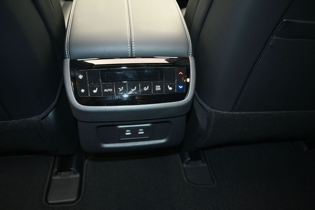 New 2027 RADIANT WHITE INFINITI Luxe FWD image 19