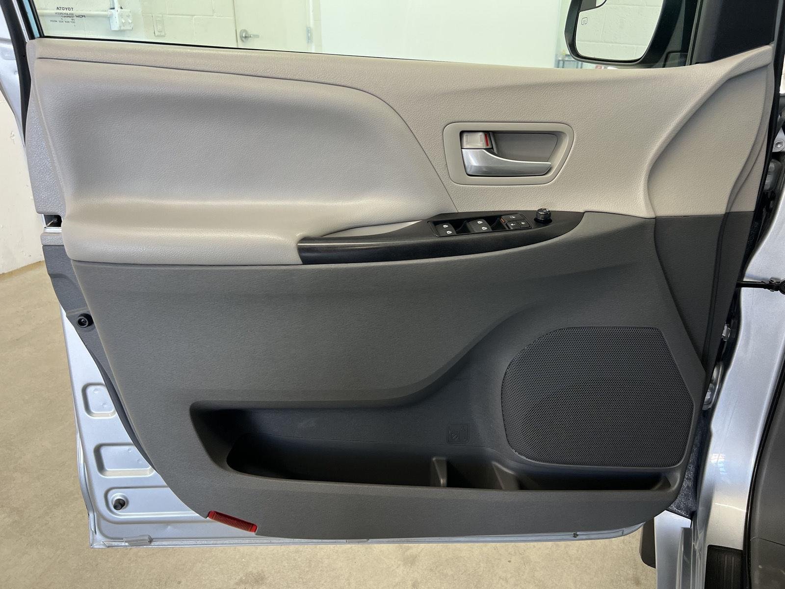 2016 Toyota Sienna LE - Photo 11