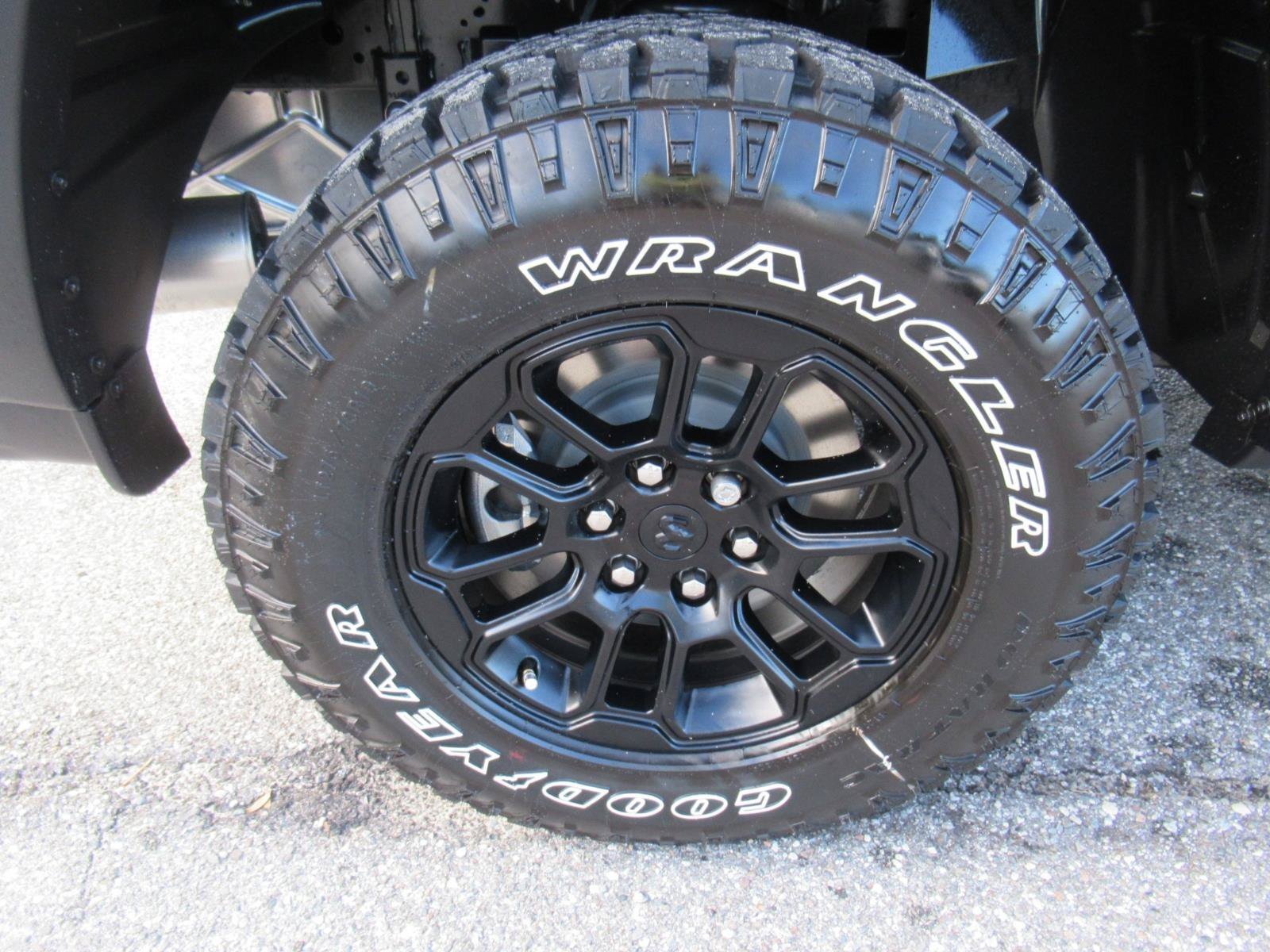 New 2027 Molten Red Pearl-Coat Exterior Paint RAM Rebel image 9