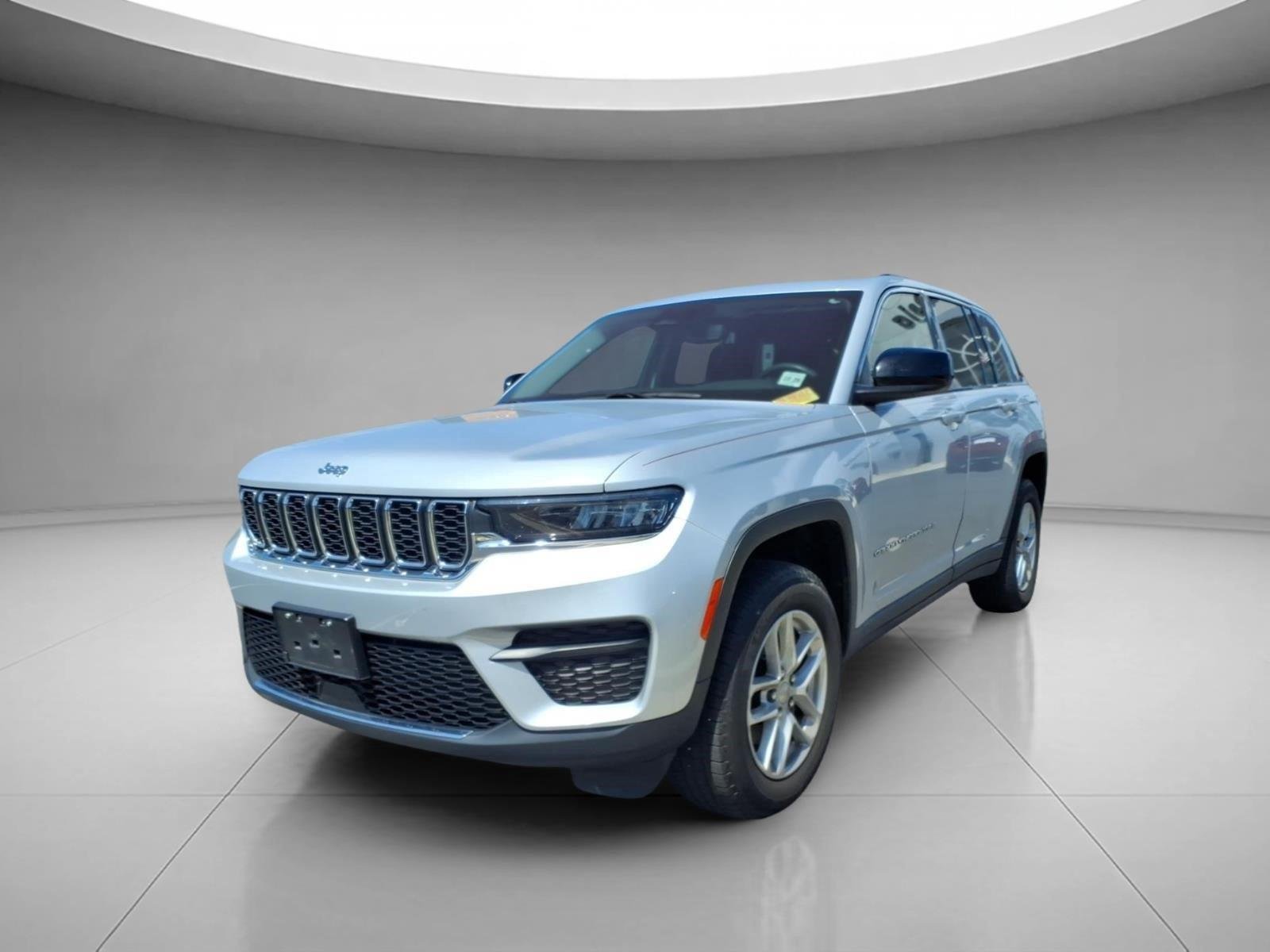 Used 2023 Silver Zynith Jeep Laredo image 1