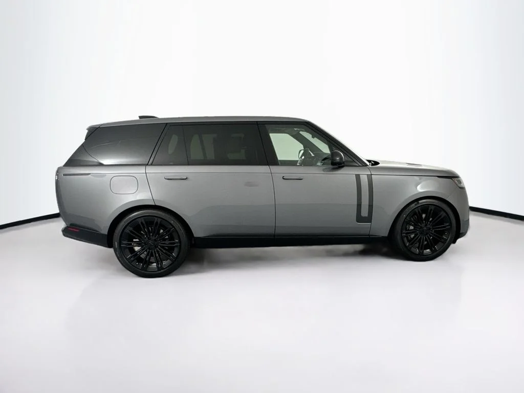 New 2026 Eiger Grey Land Rover SE image 4