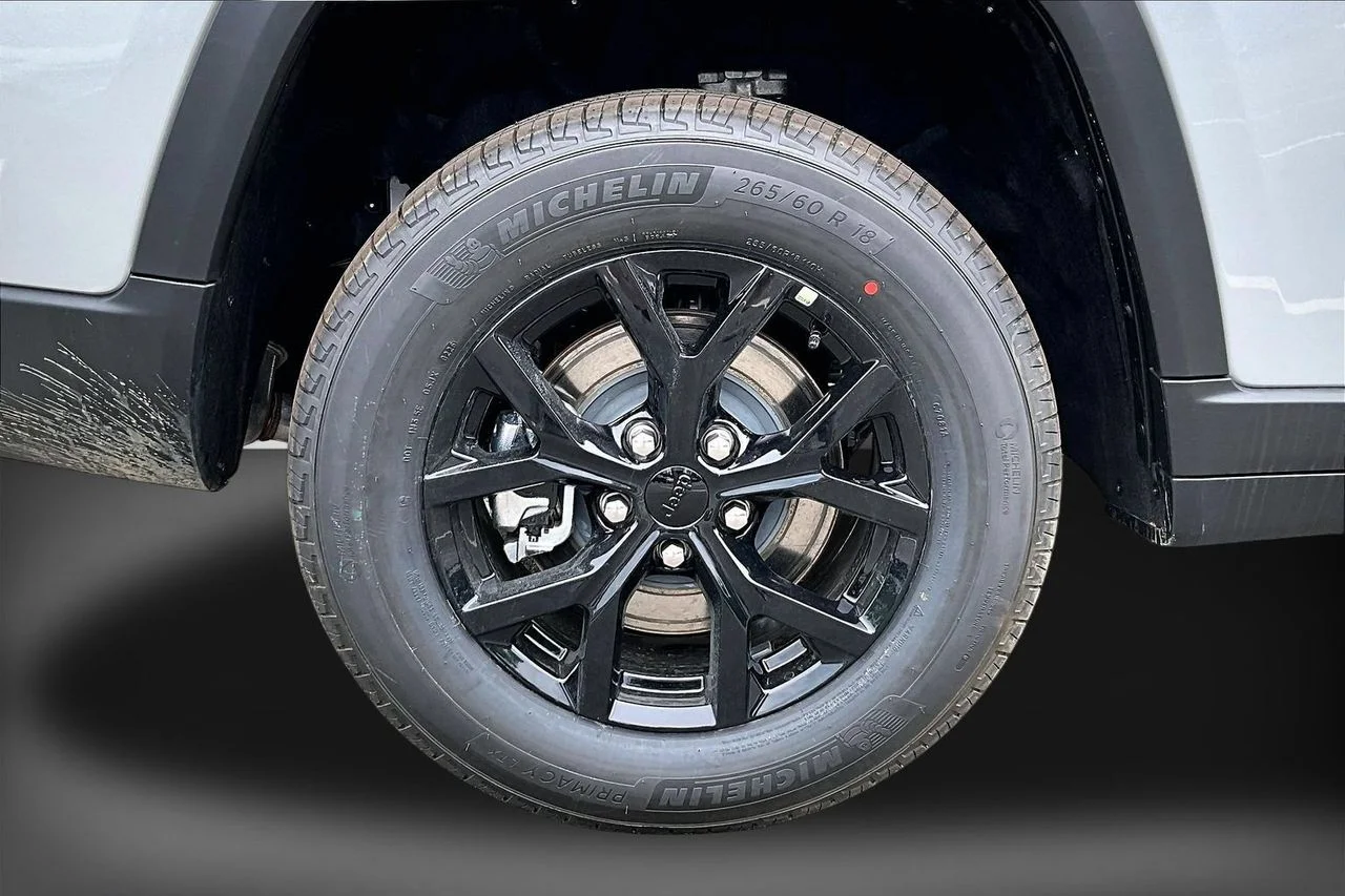 New 2026 Silver Zynith Exterior Paint Jeep Altitude image 34