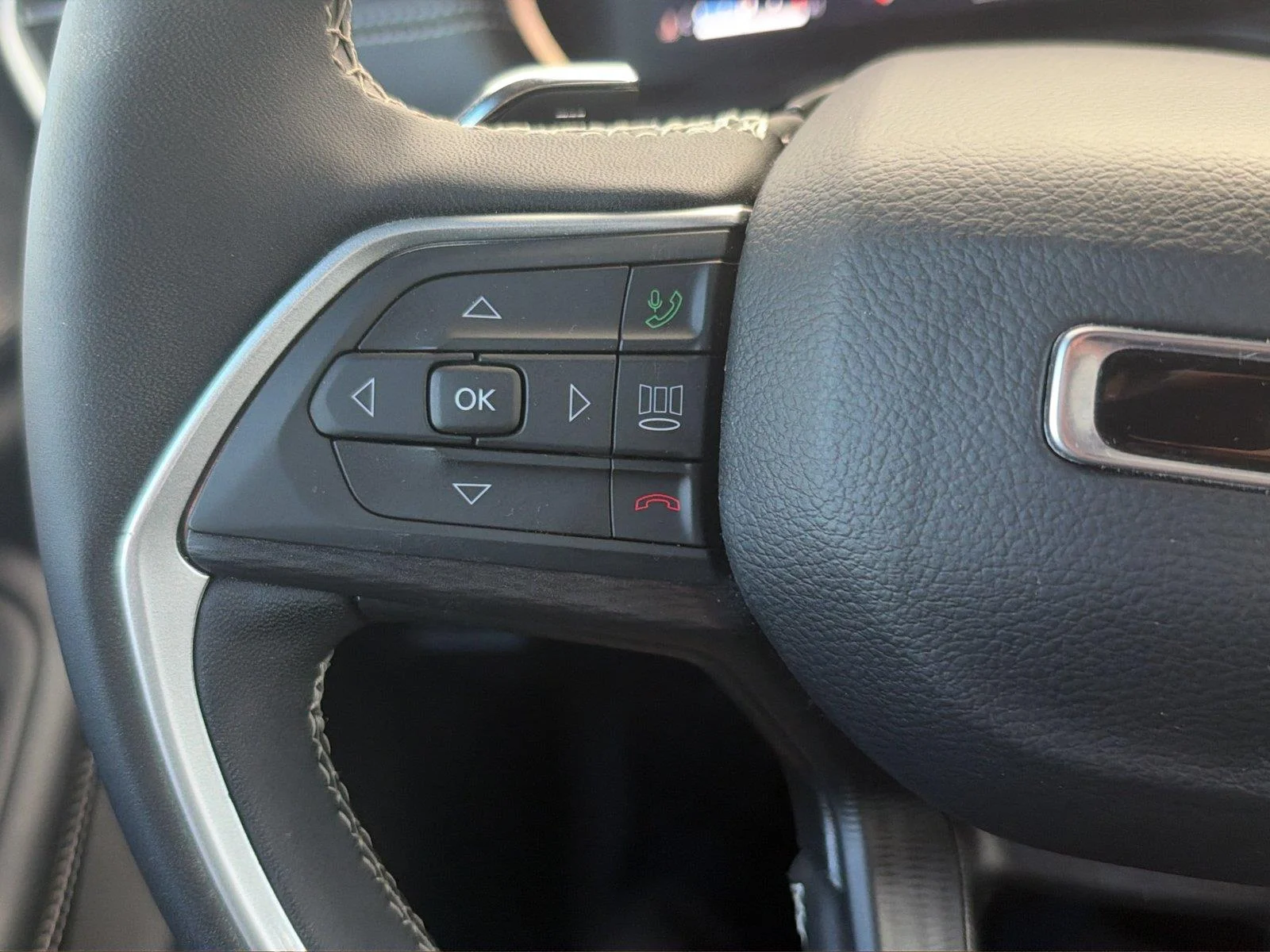 Used 2024 Silver Zynith Jeep Laredo X image 21