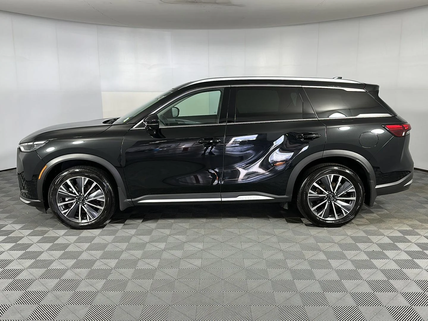 Used 2026 Mineral Black INFINITI LUXE image 7