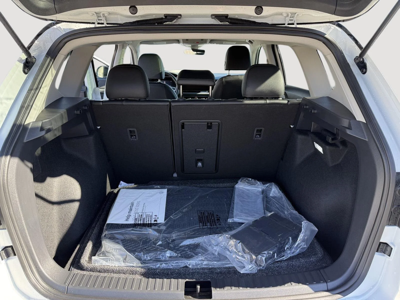 New 2026 Pure White w/Deep Black Roof Volkswagen SE Black image 11