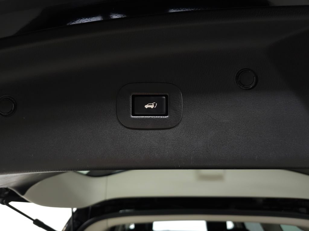 Used 2020 Super Black Nissan Platinum image 8