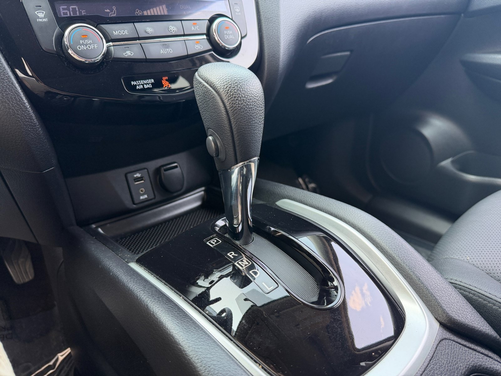 Used 2015 Super Black Nissan SL image 23
