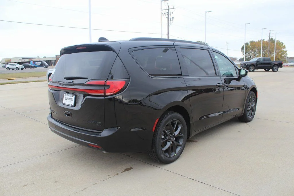 New 2026 Diamond Black Crystal Pearl-Coat Exterior Paint Chrysler Limited image 3