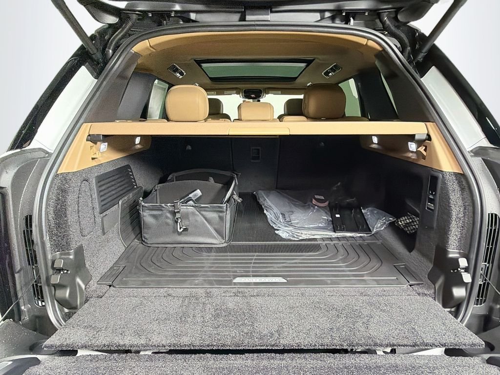 New 2026 Fuji White Land Rover SE image 28