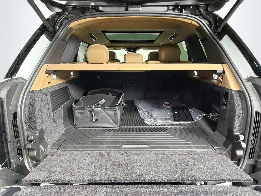 New 2026 Fuji White Land Rover SE image 28