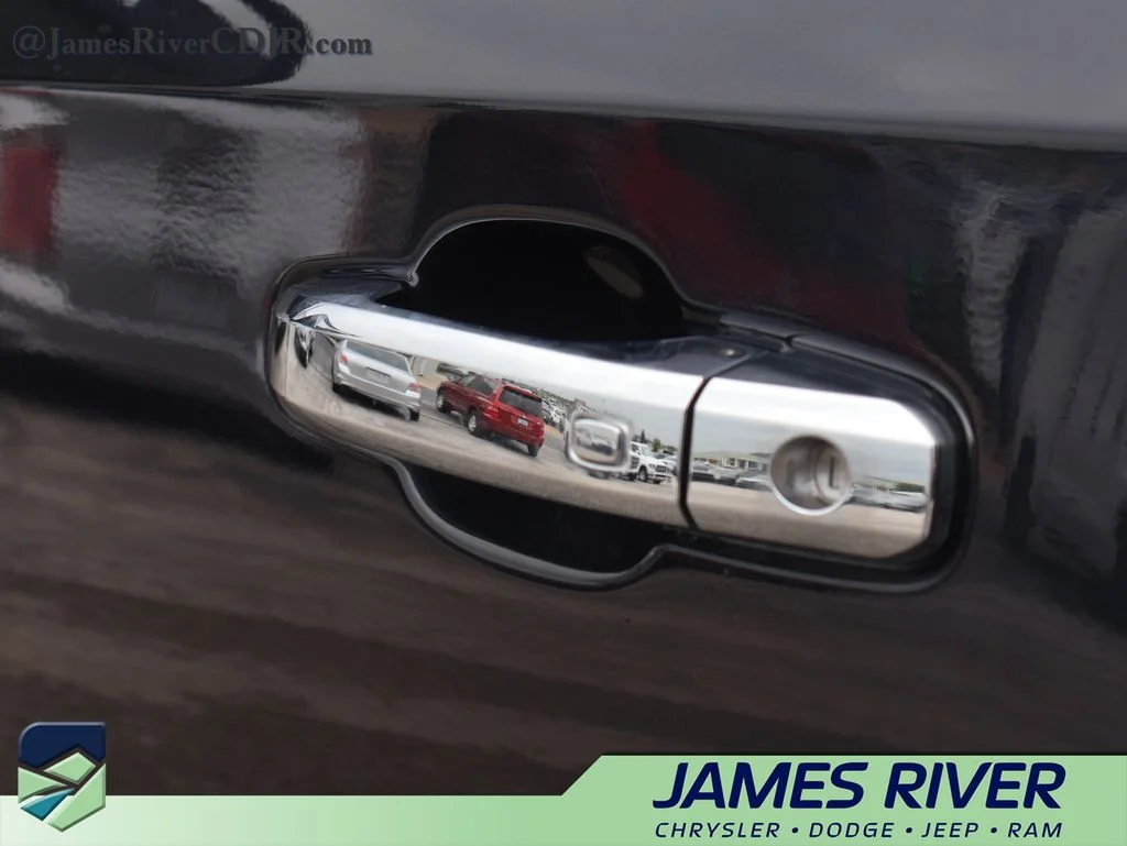 Used 2025 Silver GMC SLT image 19