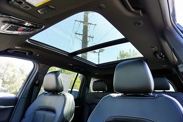 New 2026 Diamond Black Crystal Pearl-Coat Exterior Paint Jeep Limited image 19