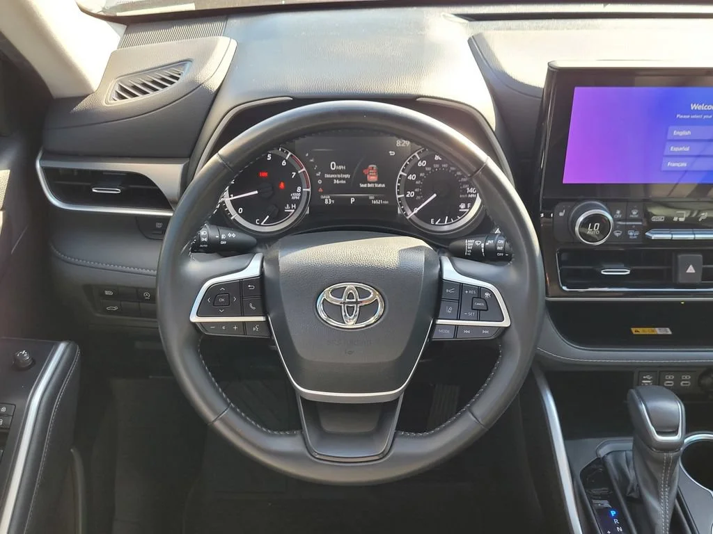 Used 2023  Toyota L image 12