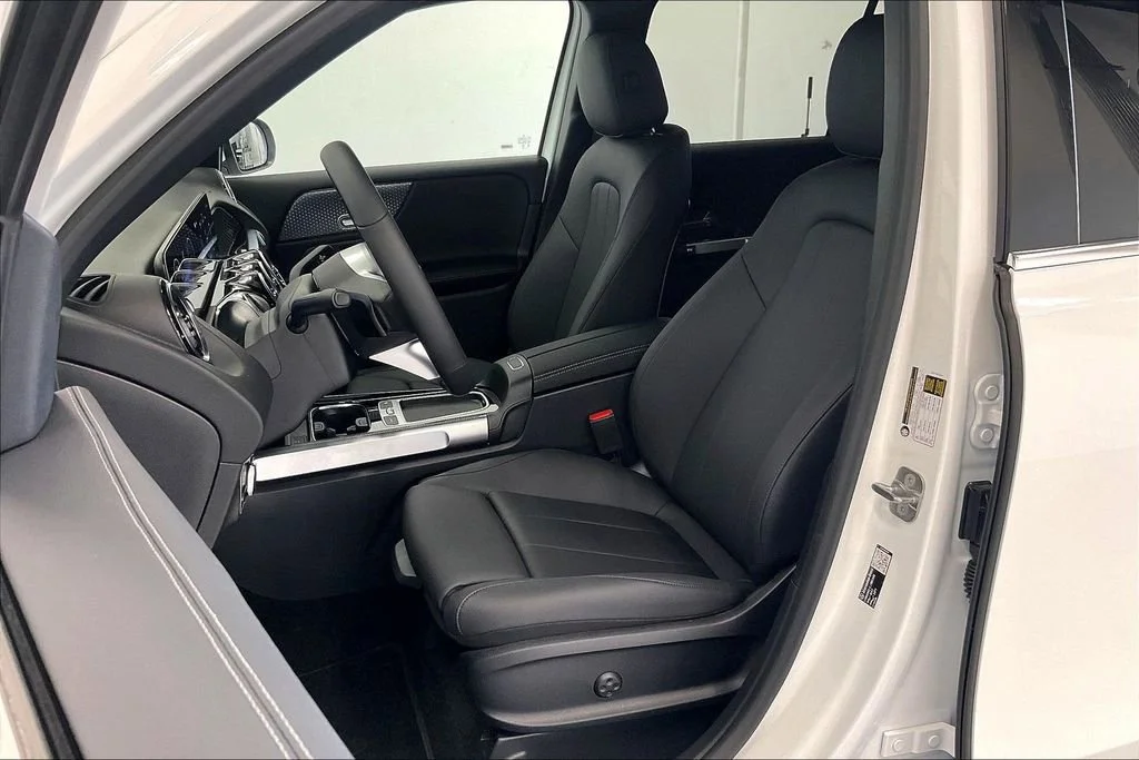 New 2026 Polar White Mercedes-Benz GLB 250 image 21
