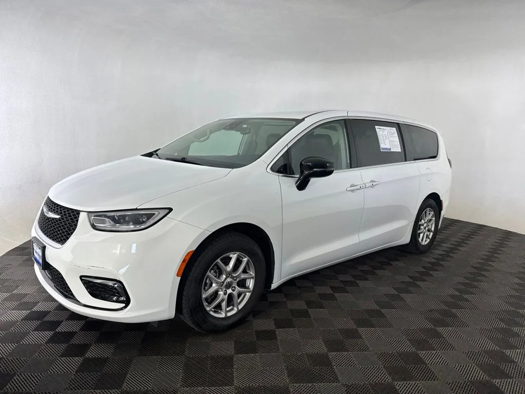 Used 2024 White Chrysler Touring L image 3