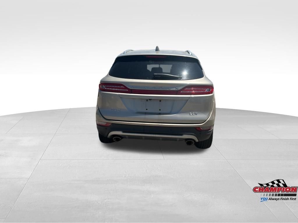 Used 2017 White Gold Metallic Lincoln Premiere image 3