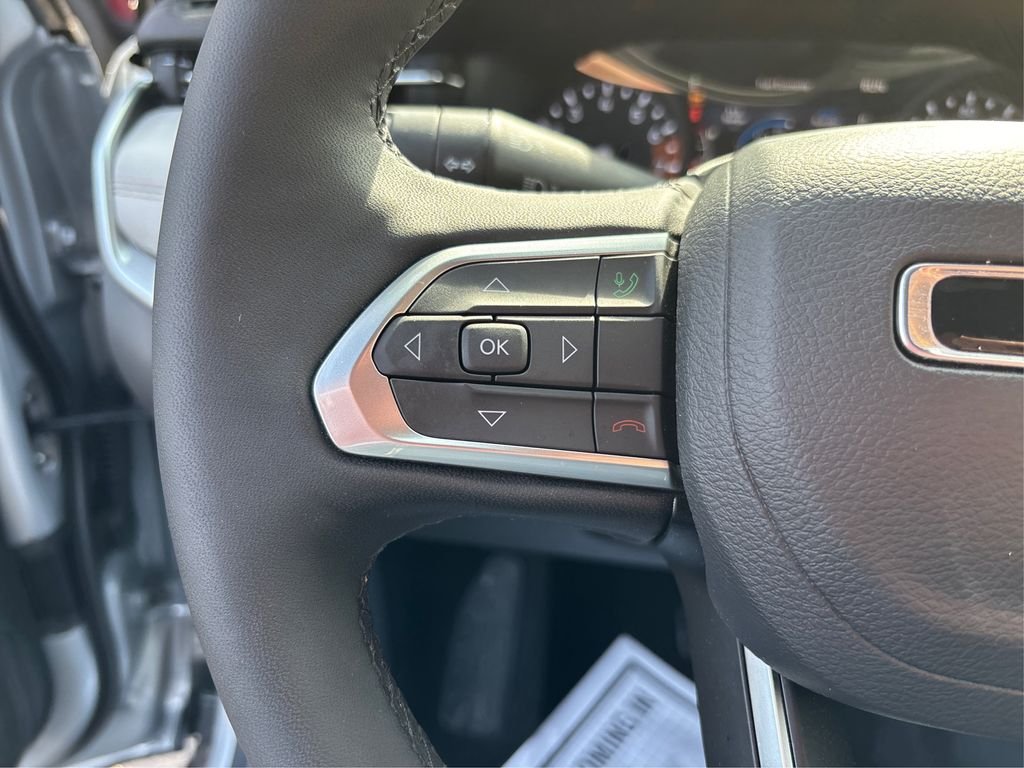 Used 2025 Silver Jeep Limited image 25