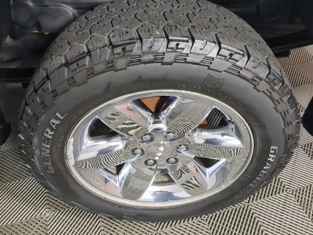 Used 2013 White GMC SLT image 16