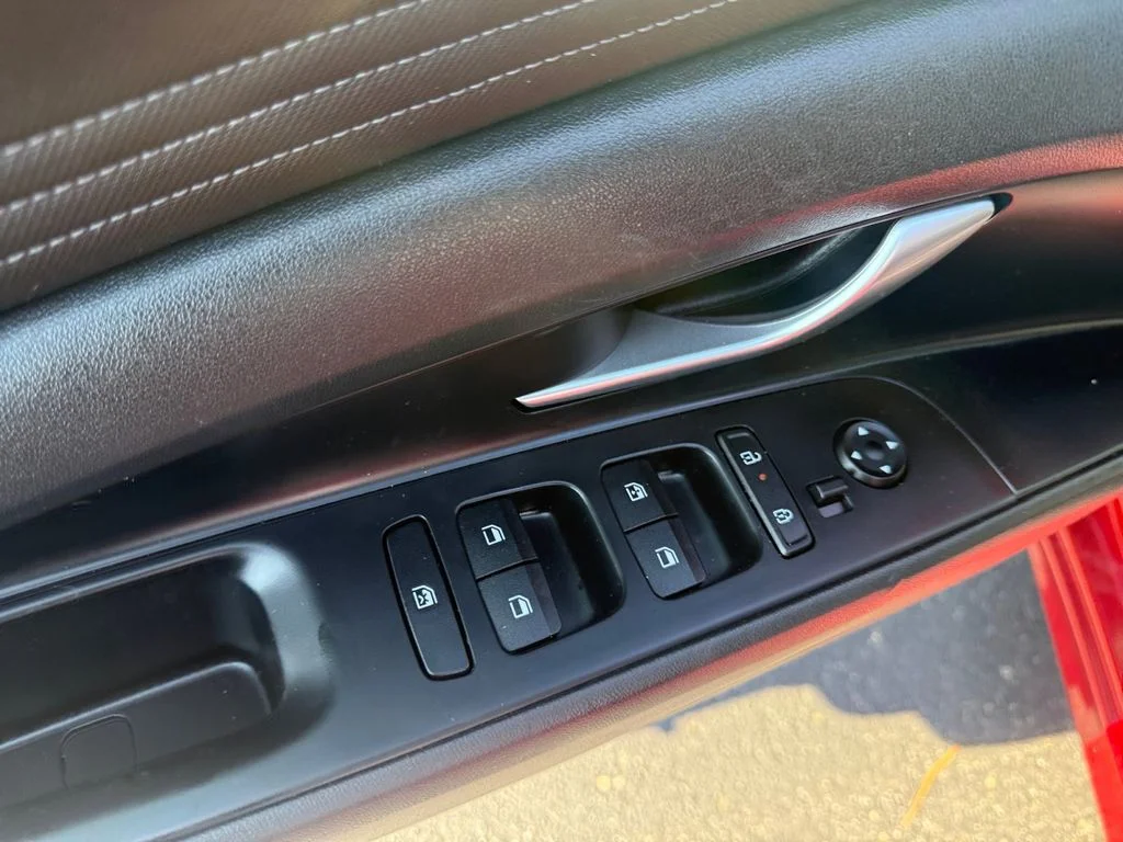 Used 2025 Red Hyundai SEL Convenience image 30