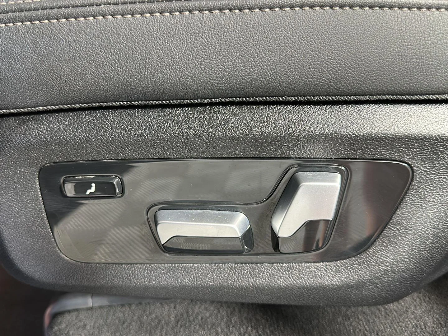 Used 2024 Skyscraper Grey Metallic BMW xDrive40i image 21