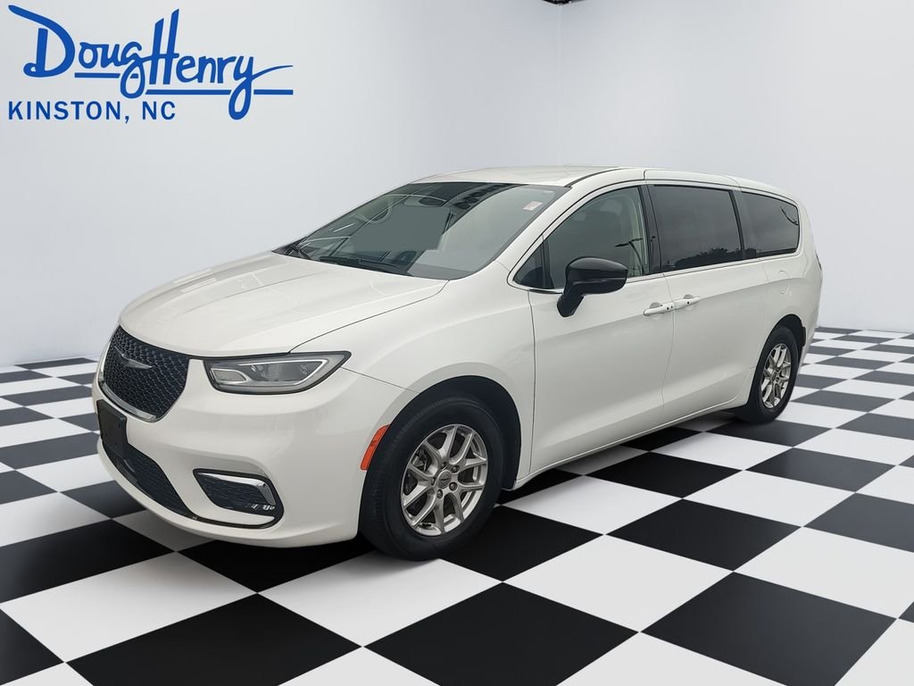 2024 Chrysler Pacifica Touring L's photo
