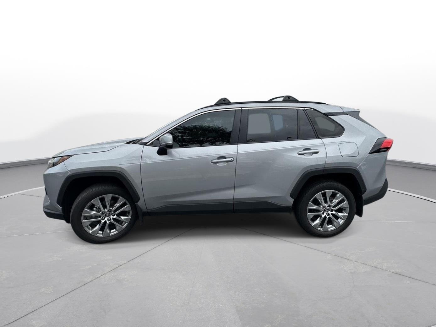 Used 2024 Silver Sky Metallic Toyota XLE Premium image 9