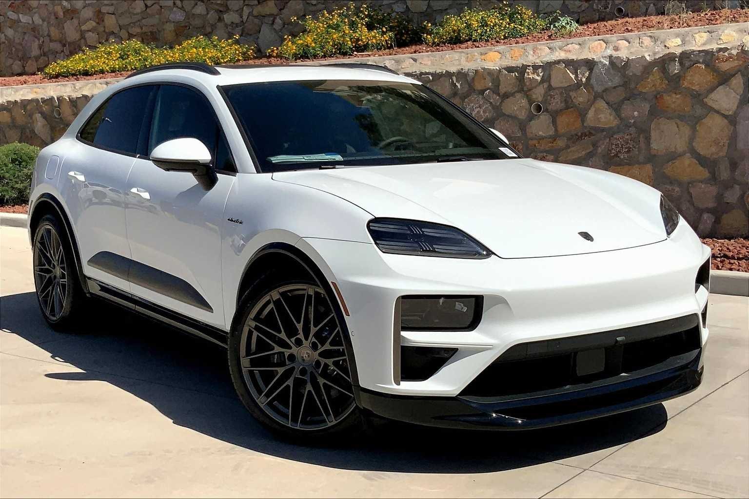 2025 Porsche Macan Turbo Electric - Photo 9