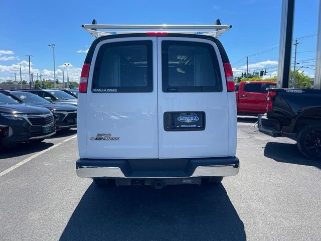 New 2025 Summit White Chevrolet WT image 16