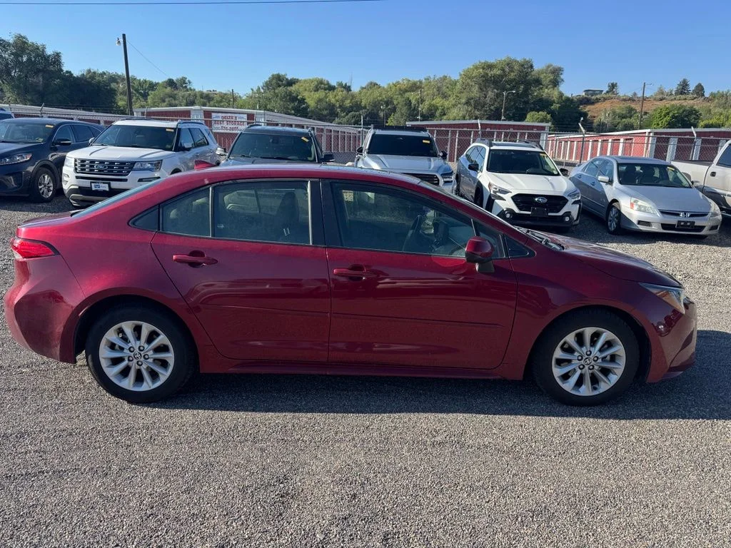 Used 2022 Pearl Toyota LE image 4
