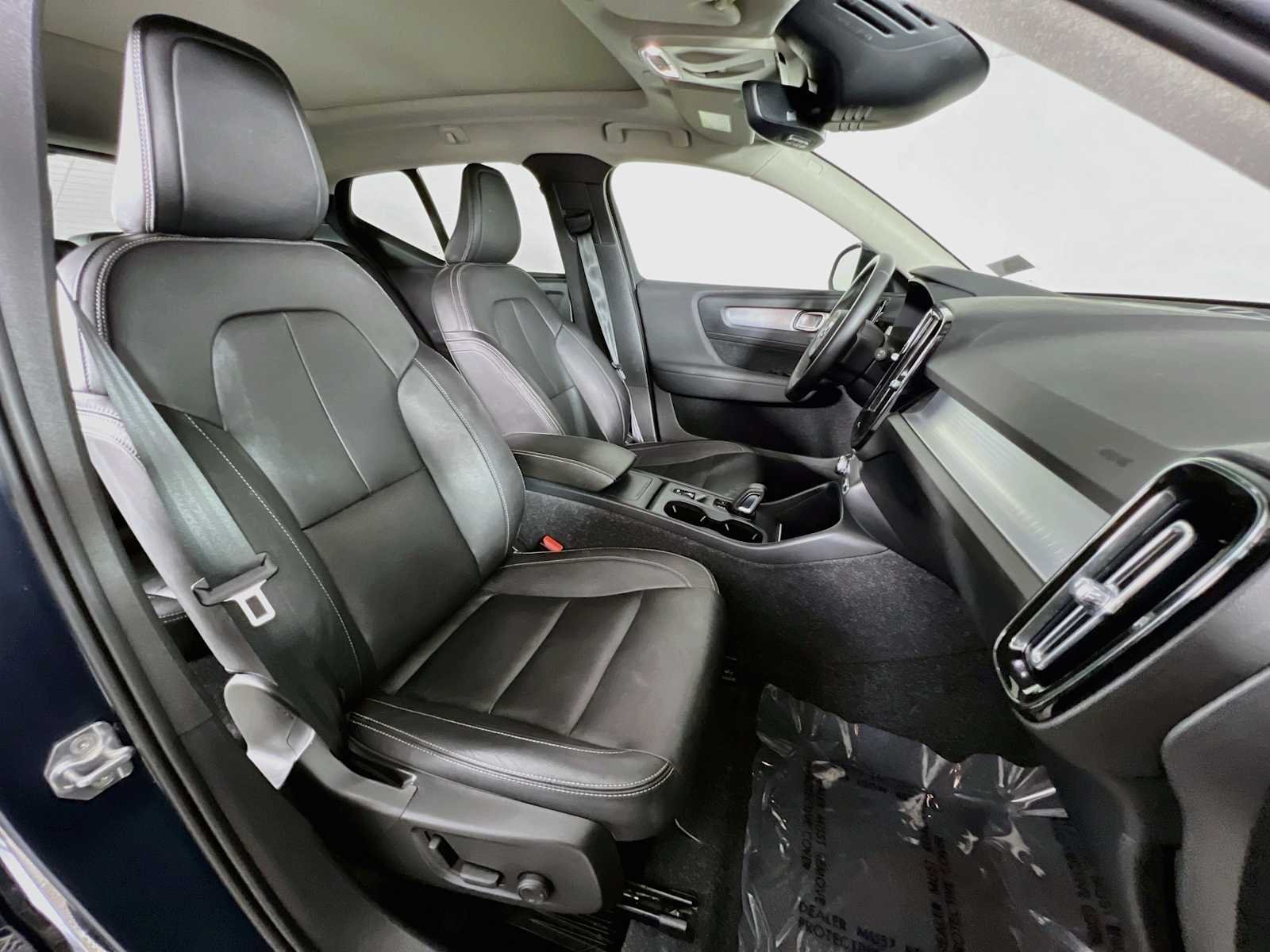 Used 2021 DENIM BLUE METALL Volvo Momentum image 30