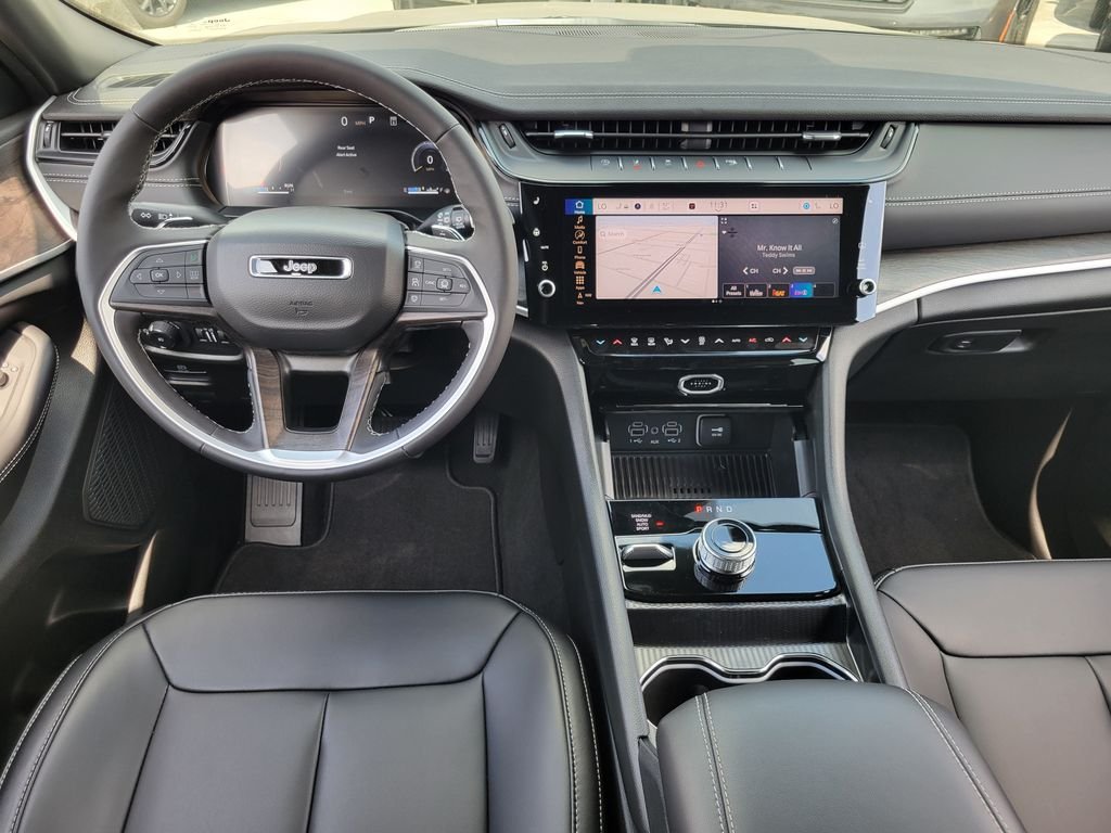 2027 Jeep Grand Cherokee photo 4
