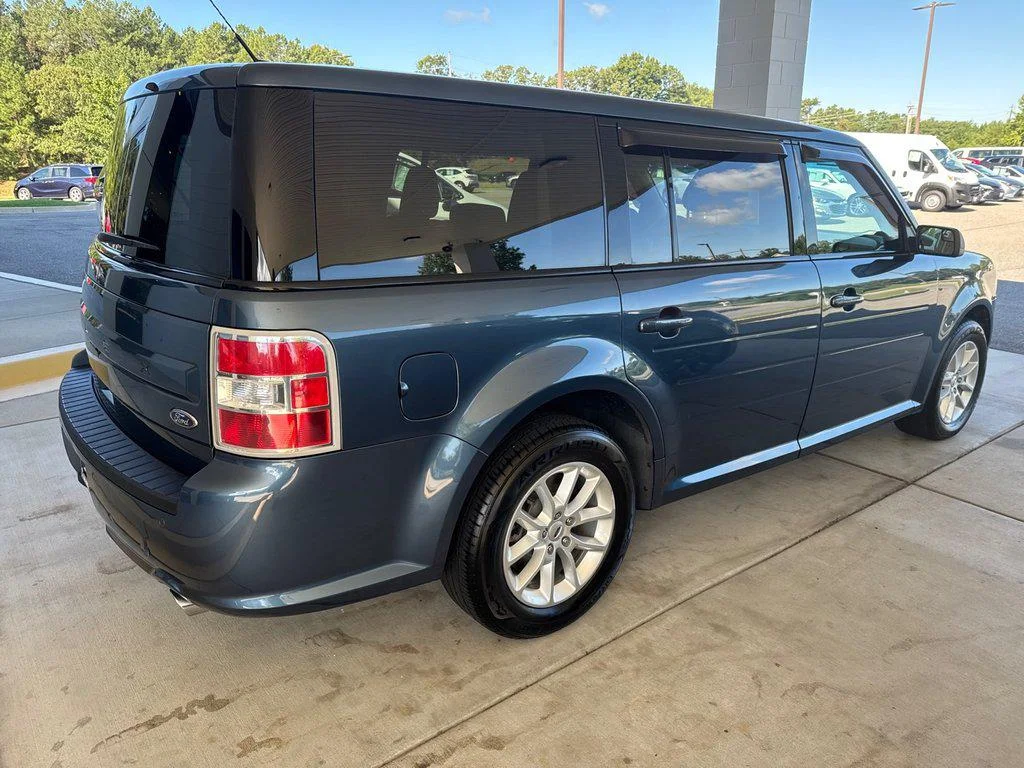 Used 2019 Blue Metallic Ford SE FWD image 4